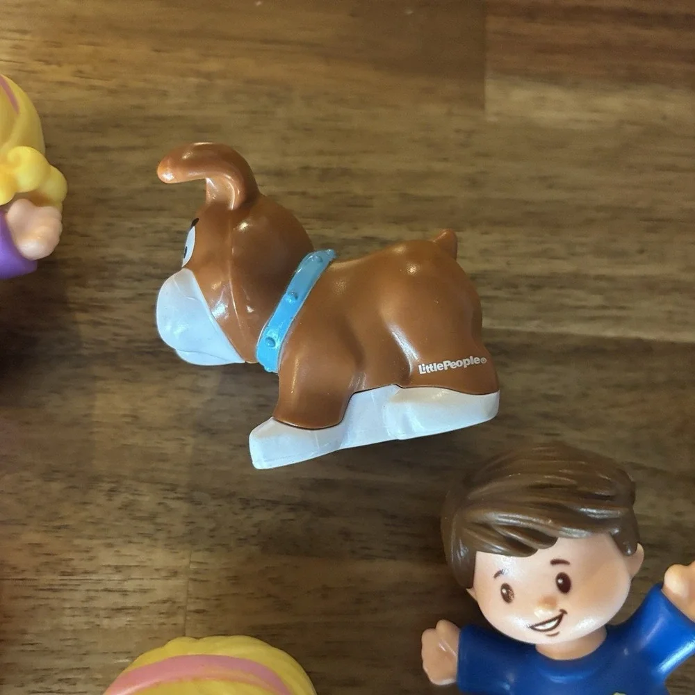 Fisher Price Little People Lot Of 5 / 2 Girls , Fireman, Boy , Dog Toys Preowned